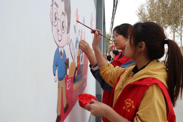 河北涿州大学生志愿服务队绘就乡村振兴新图景.jpeg
