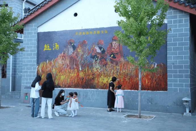 首个森林消防主题墙绘亮相甘肃崆峒古镇.jpeg